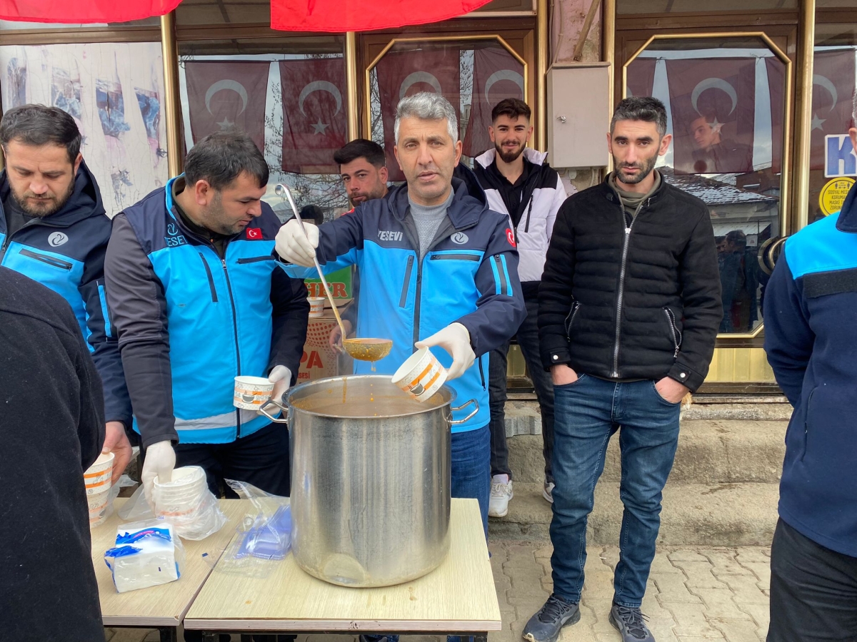 Çelikhan ESOB Başkanı Hüseyin Koç'tan depremzede vatandaşlara çorba ikramı