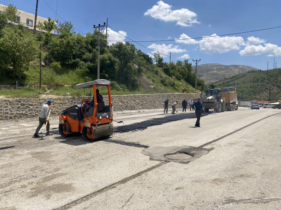 ÇELİKHAN BELEDİYESİ KARAYOLLARINA YAMA YAPIYOR